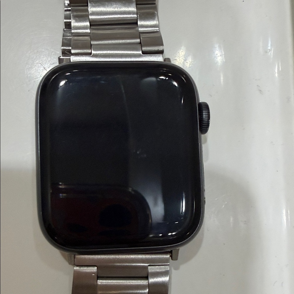 Apple Watch Series 5- 44mm Aluminum -32GB